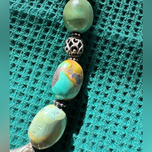 Chunky turquoise necklace with large medallion - Picture 4 of 8